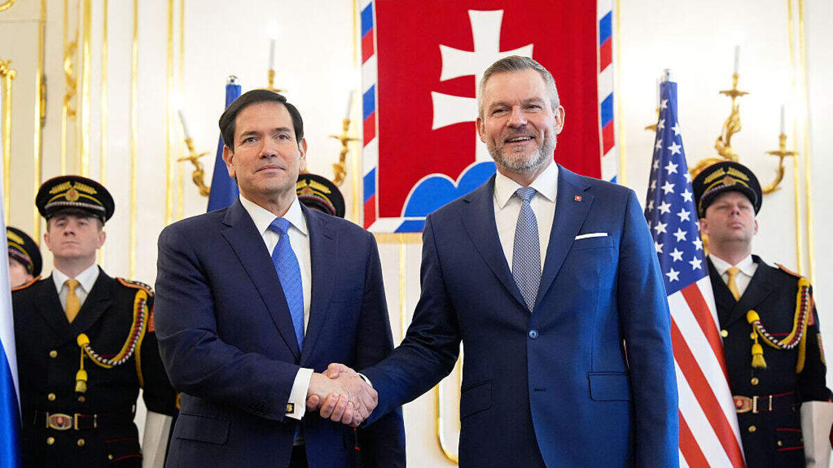 El secretario de Estado de Estados Unidos, Marco Rubio (izq.), saluda al presidente de Eslovaquia, Peter Pellegrini, en el Palacio Presidencial en Bratislava, el 15 de febrero de 2026.