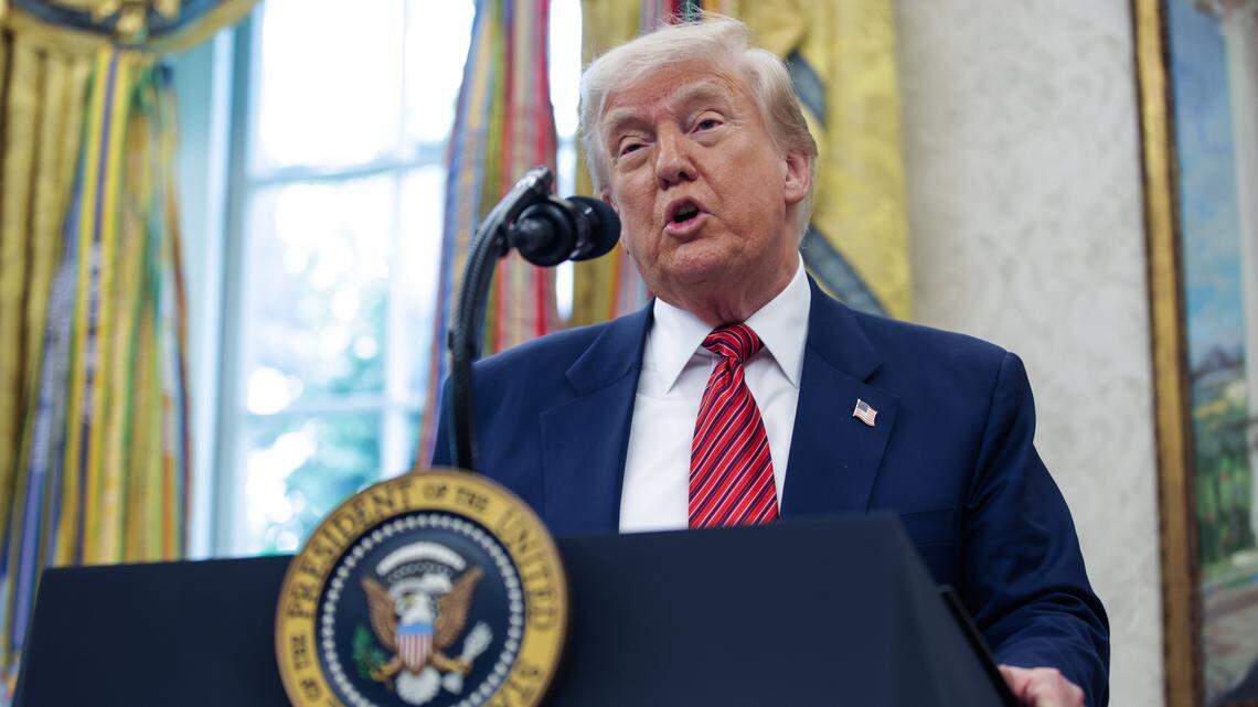 El presidente de Estados Unidos, Donald Trump, firmó una nueva orden ejecutiva con el primer programa oficial de auto deportación contra inmigrantes.