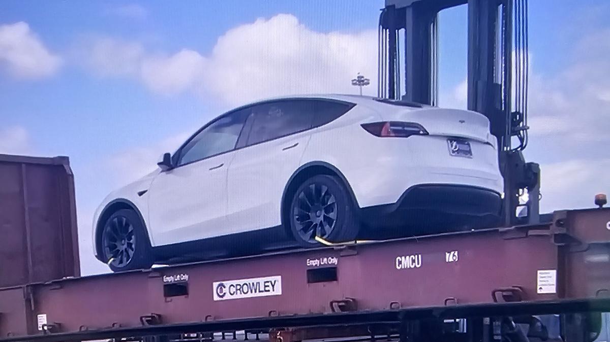 Un Tesla Modelo Y del 2021 con destino al puerto de Mariel en Cuba fue cargado en un buque portacontenedores operado por Crowley Holdings, con sede en Florida, en Port Everglades el 22 de noviembre de 2023.