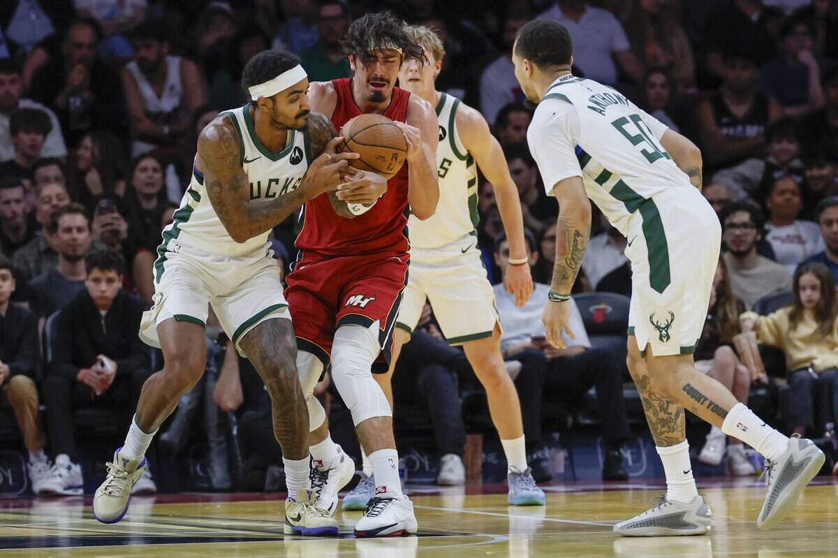 El jugador del Heat Jaime Jáquez Jr. (centro) lucha por la pelota con Gary Harris (izq.), de los Bucks de Milwaukee, en el partido de la Copa de la NBA celebrado el 26 de noviembre de 2025 en Miami.