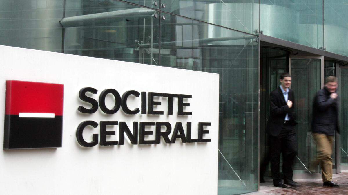 Varias personas salen de la sede del banco Société Générale en las afueras de Paris. Foto de archivo.