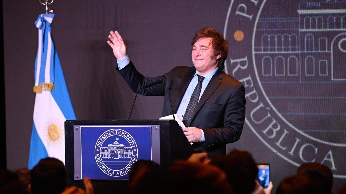 El triunfo de Javier Milei marca un viraje hacia la derecha más radicalizada de Argentina y el fin en el poder —al menos de manera temporal— del peronismo, el movimiento populista que mayoritariamente ha gobernado al país en las últimas dos décadas.