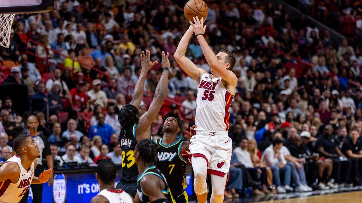 El alero del Miami Heat, Duncan Robinson (55), dispara sobre el alero de los Indiana Pacers, Aaron Nesmith (23), durante la primera mitad de un partido de la NBA en el Kaseya Center en Miami, Florida, el sábado 2 de diciembre de 2023.