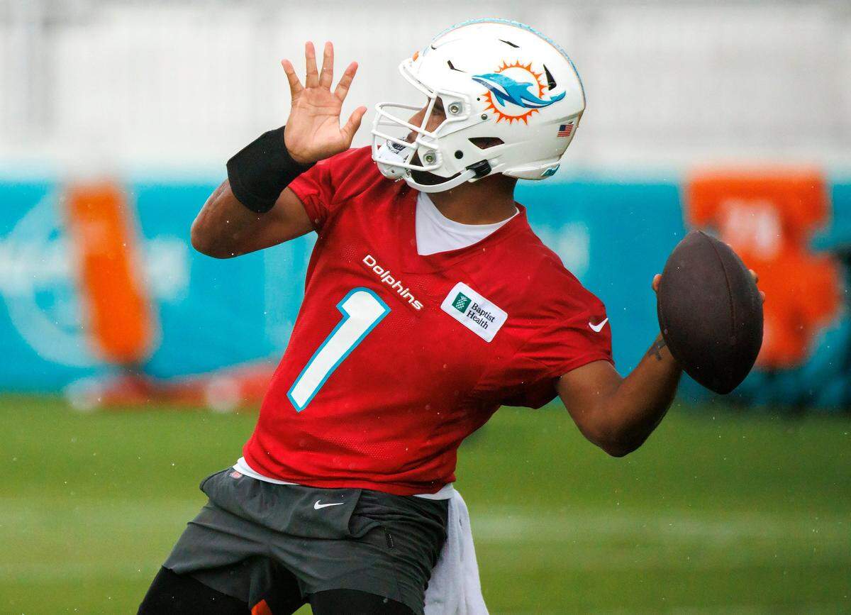 El quarterback de los Dolphins pasa el ovoide en una práctica en el Baptist Health Training Complex, en el Hard Rock Stadium, el 14 de septiembre de 2022 en Miami Gardens, Florida.
