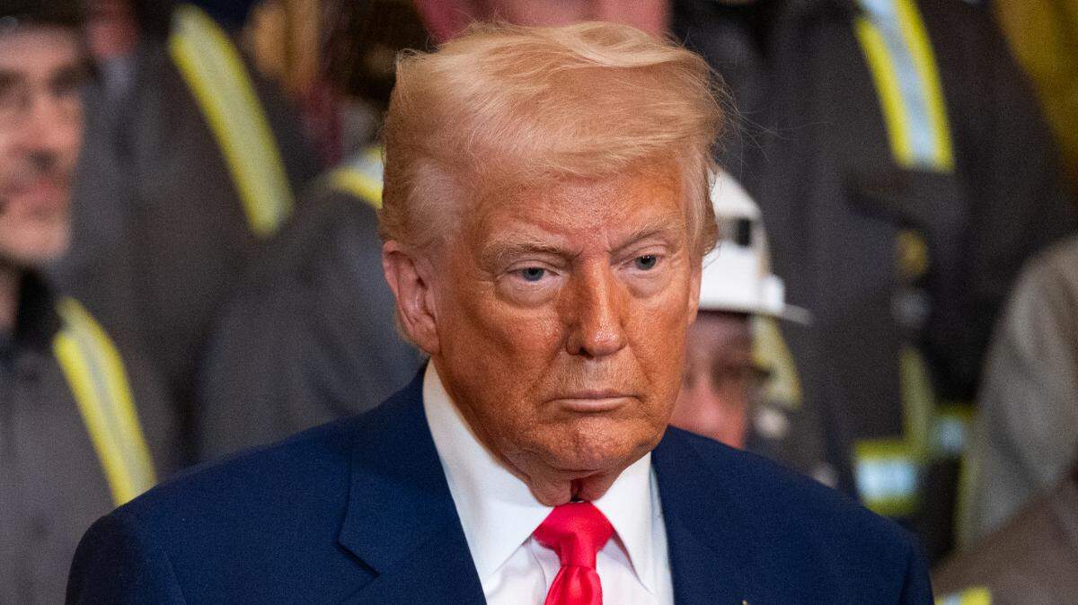 
El presidente de Estados Unidos, Donald Trump, habla antes de firmar órdenes ejecutivas destinadas a flexibilizar las regulaciones sobre el carbón y proteger la producción de energía a base de carbón, durante una ceremonia de firma en el Salón Este de la Casa Blanca en Washington, D.C., el martes 8 de abril de 2025. 