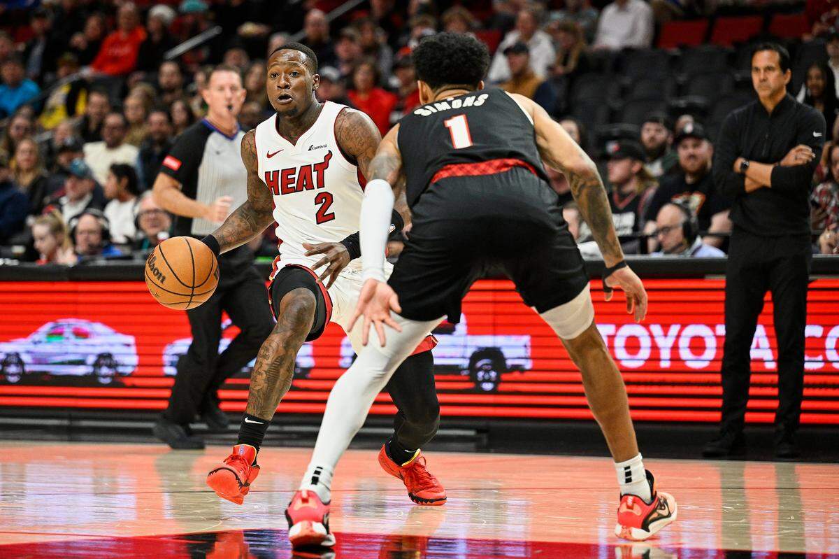 El jugador del Heat de Miami Terry Rozier conduce la pelota ante la marca de Anfernee Simons, de los Trail Blazers, en el partido celebrado el 27 de febrero de 2024 en Portland.
