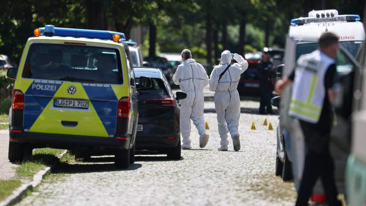 La Policía y los equipos de rescate trabajan cerca de la escena donde cinco personas murieron en un tiroteo en Stade, en el norte de Alemania, una ciudad ubicada a unos 50 kilómetros al oeste de Hamburgo, el 29 de junio de 2026.