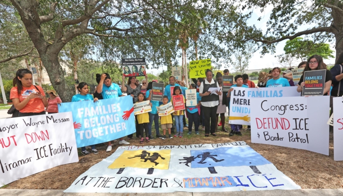 Unas 50 personas participaron en una manifestación frente a las oficinas de ICE en Miramar, el viernes, en protesta a la detención de menores que cruzan solos la frontera hacia Estados Unidos.