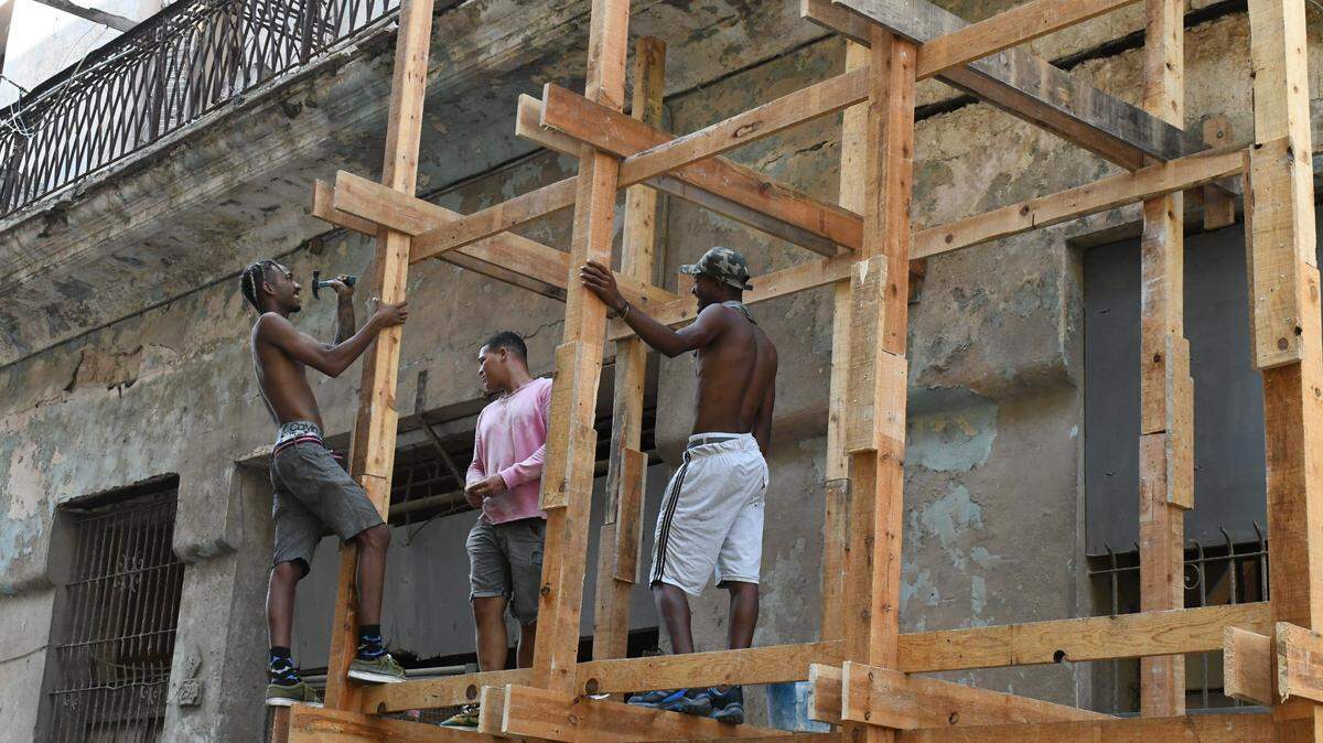 Trabajadores restauran un edificio en el centro histórico de La Habana, el 8 de mayo de 2023.