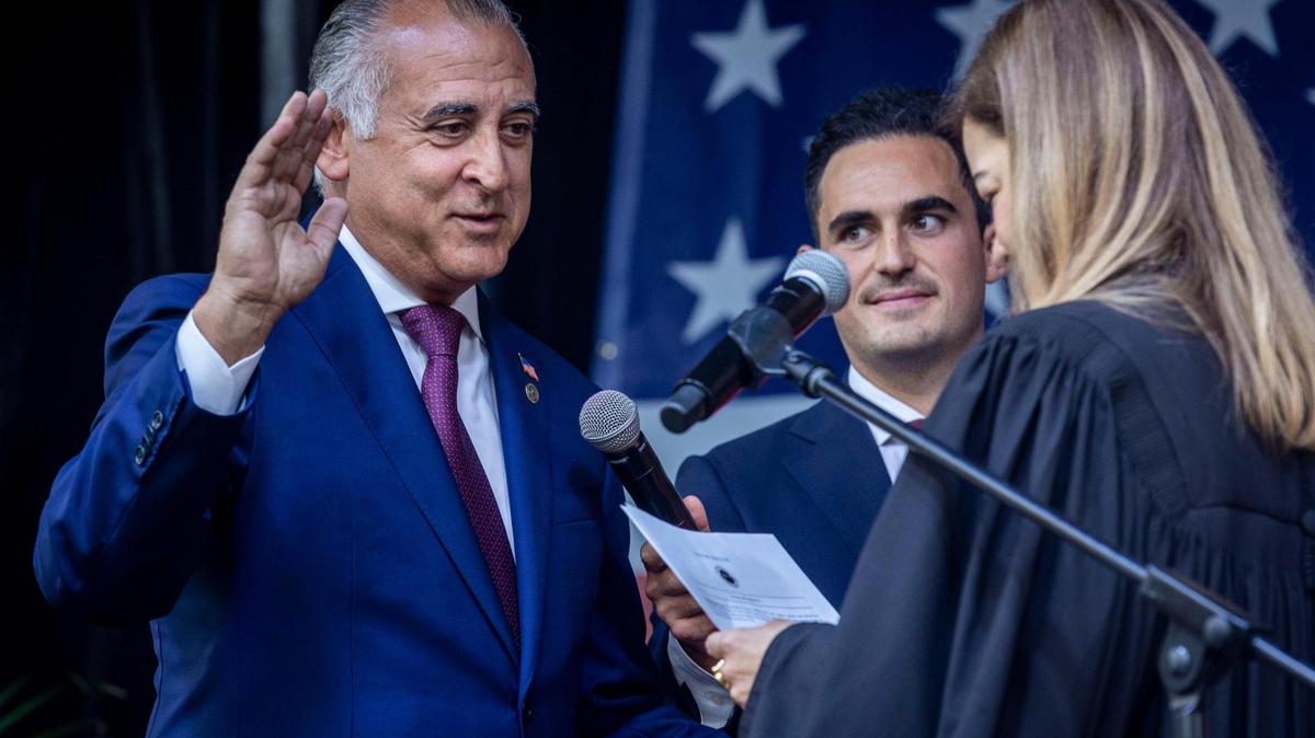 Esteban “Steve” Bovo prestó juramento como alcalde de Hialeah ante la jueza federal de circuito Bárbara Lagoa en el ayuntamiento en noviembre de 2021