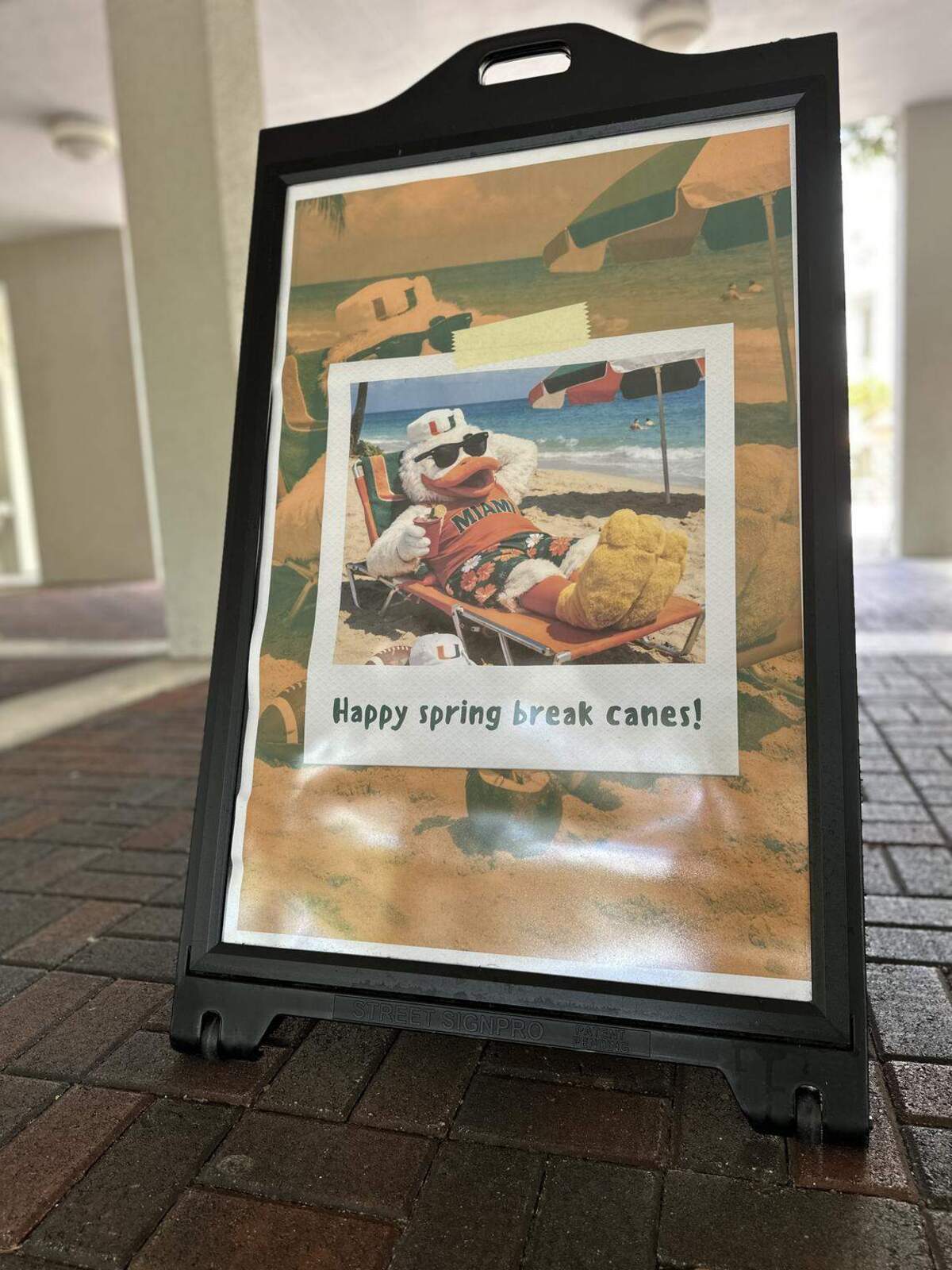 La Universidad de Miami está en su semana de spring break del 8 al 15 de marzo de 2026, según indica el cartel frente al edificio de la Escuela de Comunicación. Howard Cohen hcohen@miamiherald.com