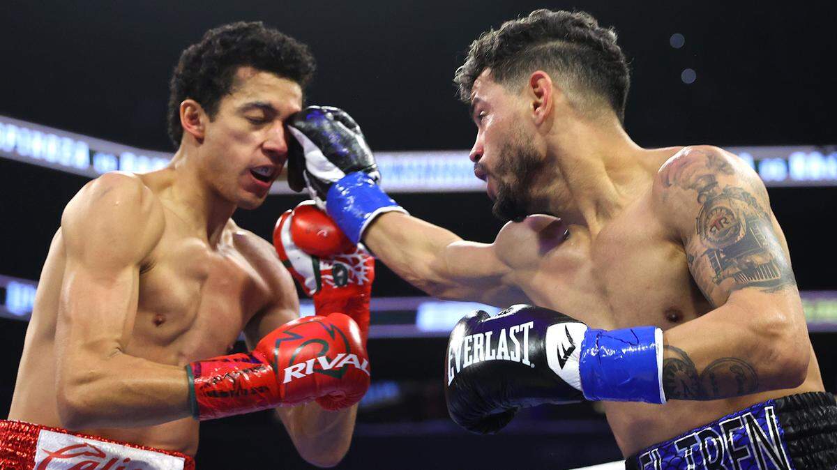Robeisy Ramírez (der.) conecta a Rafael Espinoza en la pelea celebrada el sábado en Phoenix, Arizona.