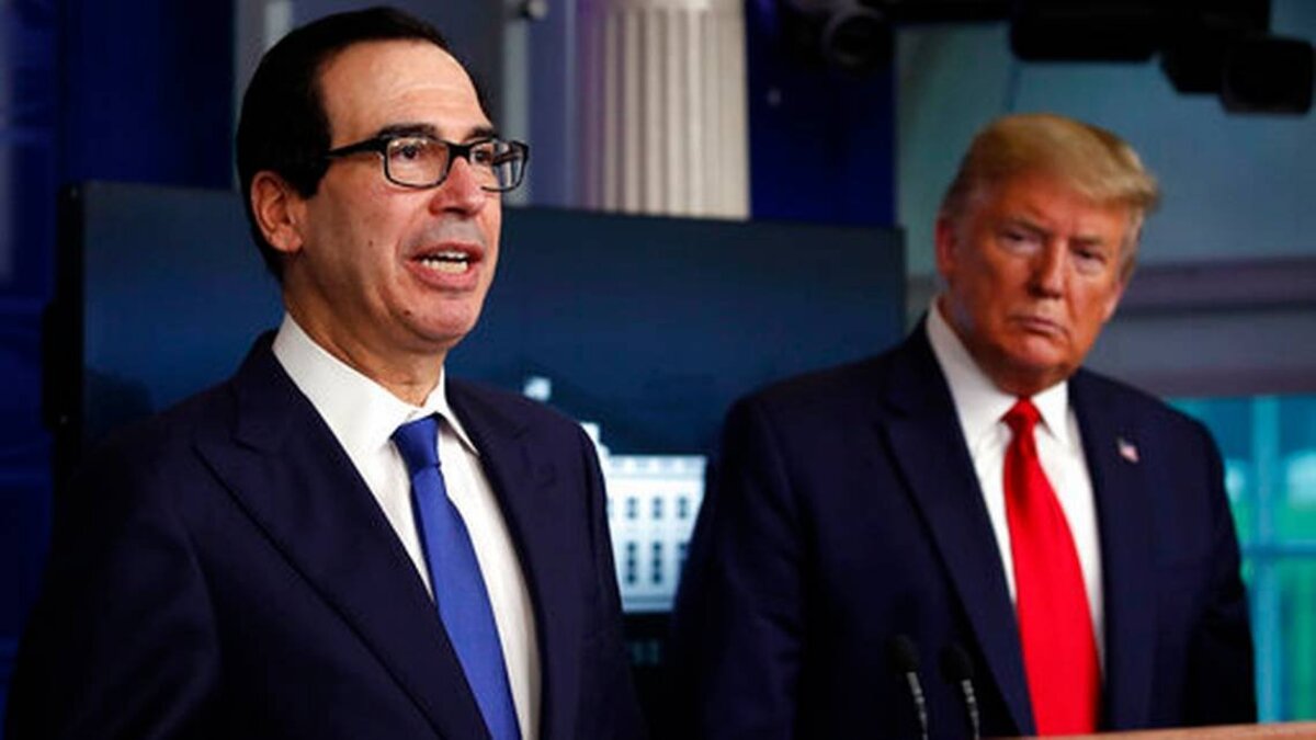 El secretario del Tesoro, Steven Mnuchin, principal negociador sobre el paquete de ayuda, con el presidente Trump, quien ha pedido a los republicanos que el paquete sea más generoso.