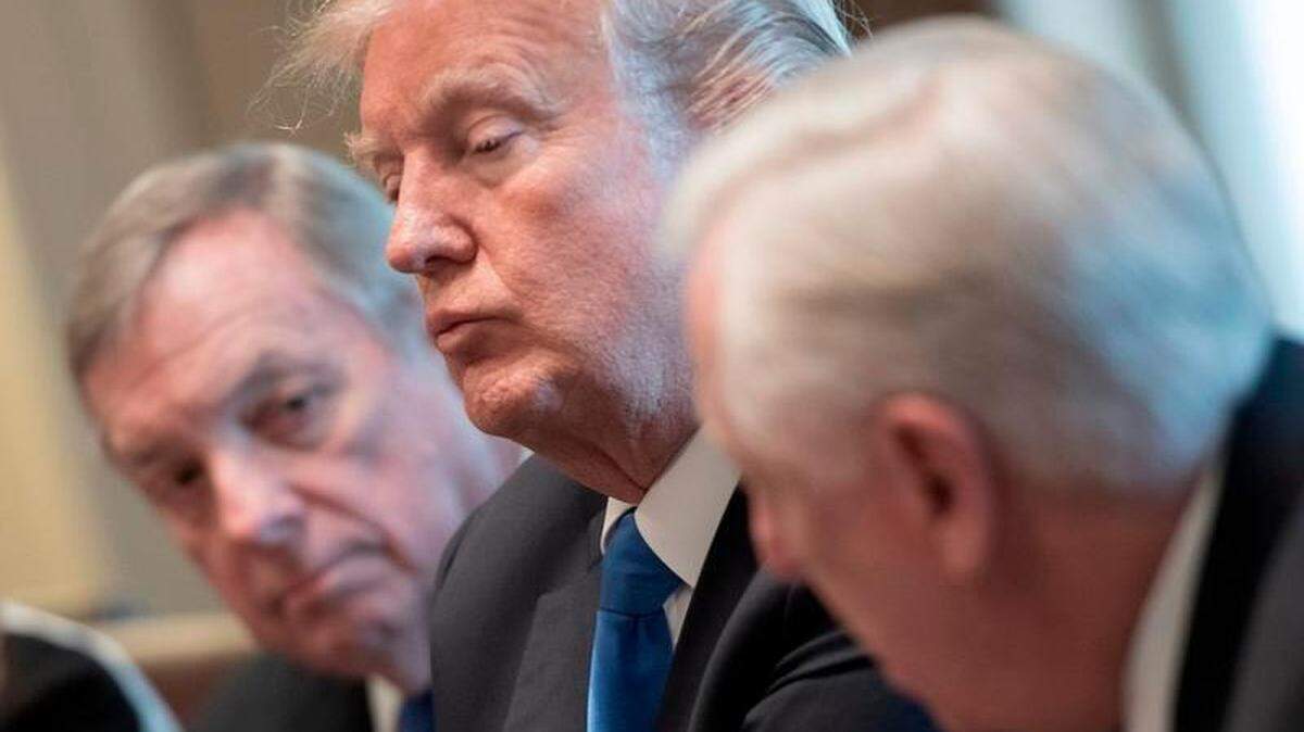El presidente Donald Trump, el senador Dick Durbin (izquierda), y el congresista Steny Hoyer en una reunión en la Casa Blanca el pasado 9 de enero.
