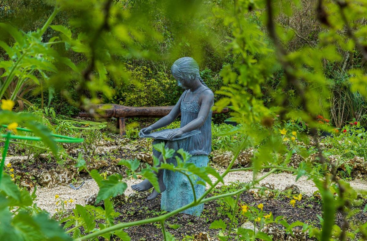 Vista de las estatuas en un jardín del Santuario Patch of Heaven, un retiro natural de 20 acres, hogar del primer Mindful Pocket Park del mundo, donde la atención plena reconecta la naturaleza humana con la madre naturaleza, en Redlands, el martes 4 de marzo de 2025.
