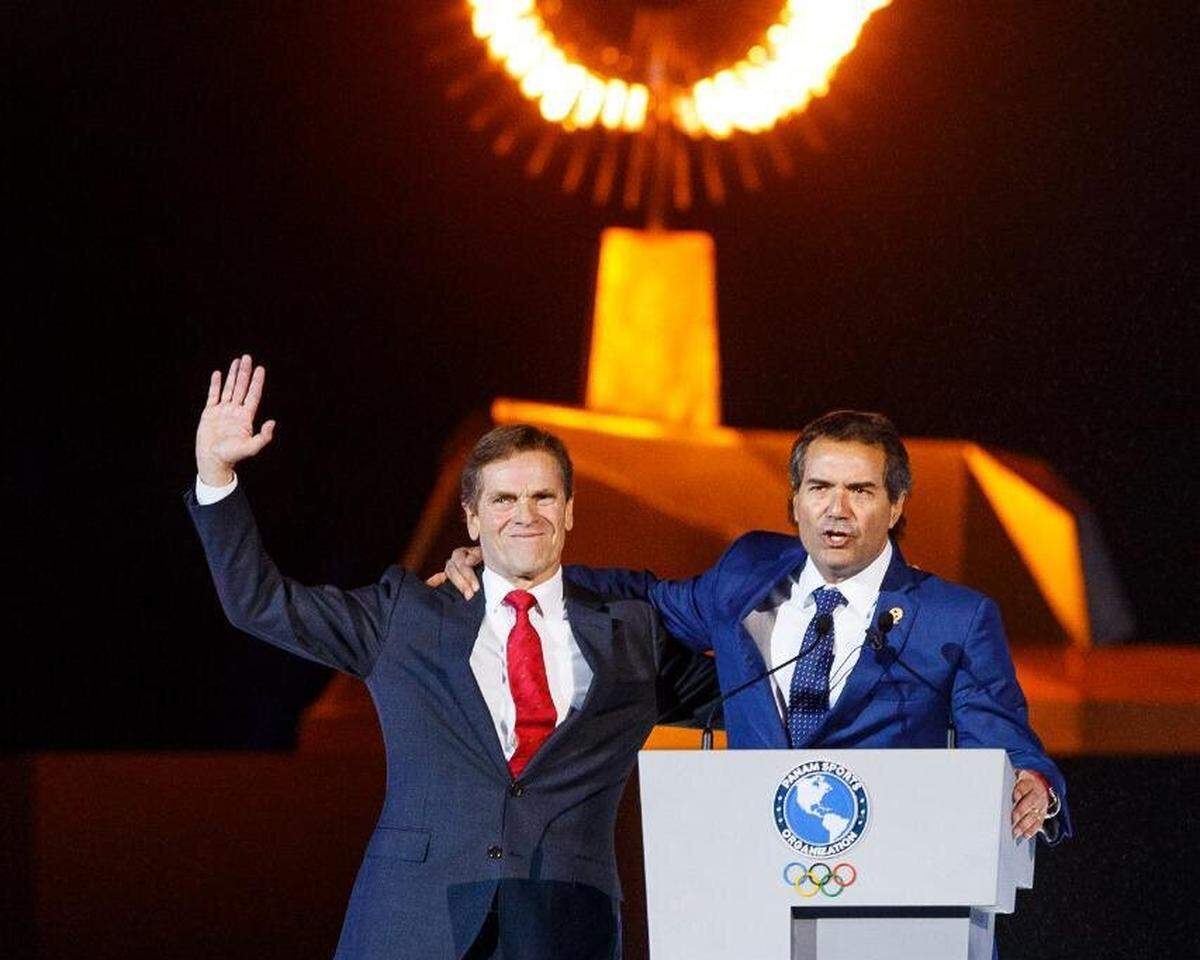 Carlos Neuhaus (izq.) y Neven Ilic, presidente de Panam Sports, la noche de la clausura de Lima 2019. Ilic dijo que habían sido “los mejores Juegos Panamericanos de la historia.