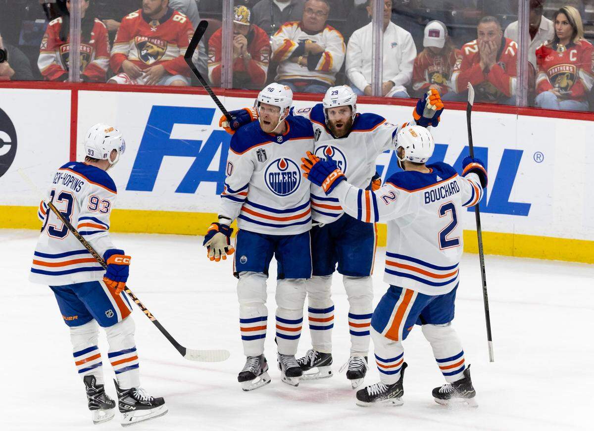 El jugador de los Oilers de Edmonton Corey Perry (centro) celebra con sus compañeros de equipo tras anotar un gol ante los Panthers, en el quinto partido de la Final de la Stanley Cup, celebrado el 18 de junio de 2024 en el Amerant Bank Arena en Sunrise, Florida.