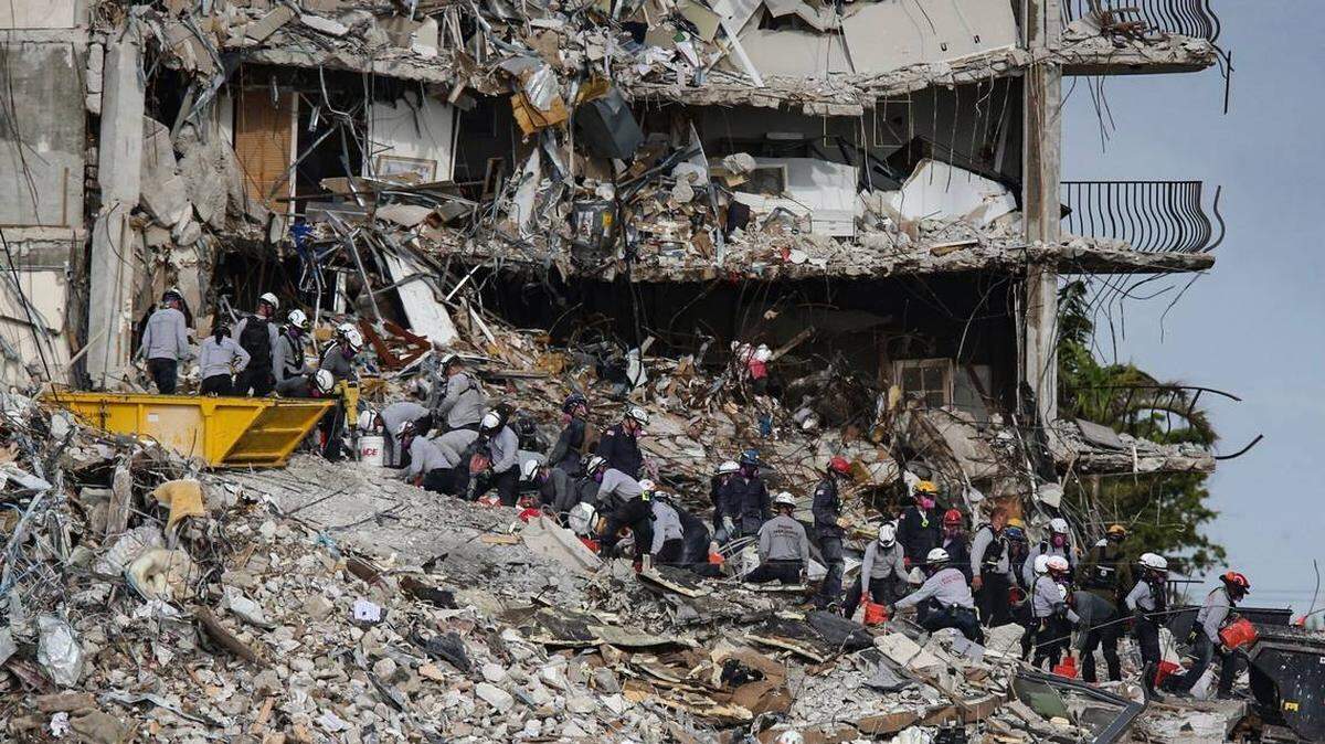 Equipos de rescate buscan sobrevivientes en las ruinas de las Champlain Towers South.