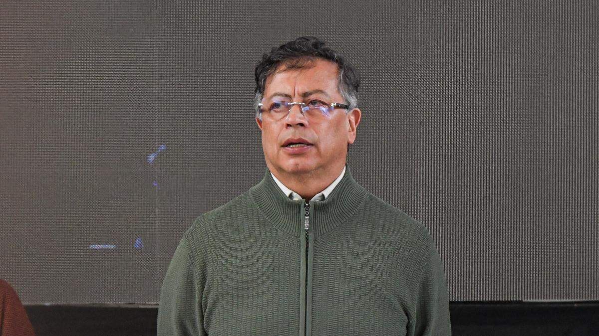 El presidente colombiano Gustavo Petro participa en un evento en la ciudad de Pasto, donde anunció la destrucción de material de guerra y la incorporación del grupo disidente del ELN ‘Comuneros del Sur’, con base en Nariño, Colombia, a programas de sustitución de cultivos, el 5 de abril de 2025.