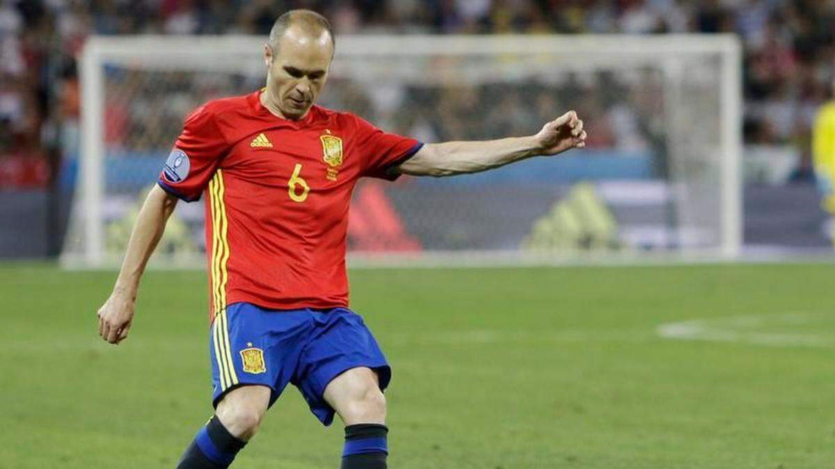 El volante de España Andrés Iniesta patea un balón durante el enfrentamiento con Turquía el 16 de junio del 2016 por la Euro 2016 en Francia.