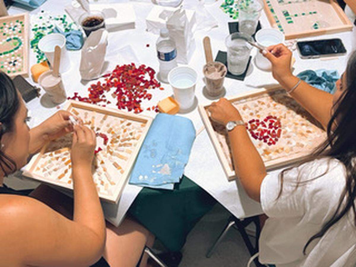 Crea tu propio vitral en Pinecrest Gardens como parte del taller mensual Curious Gardner.