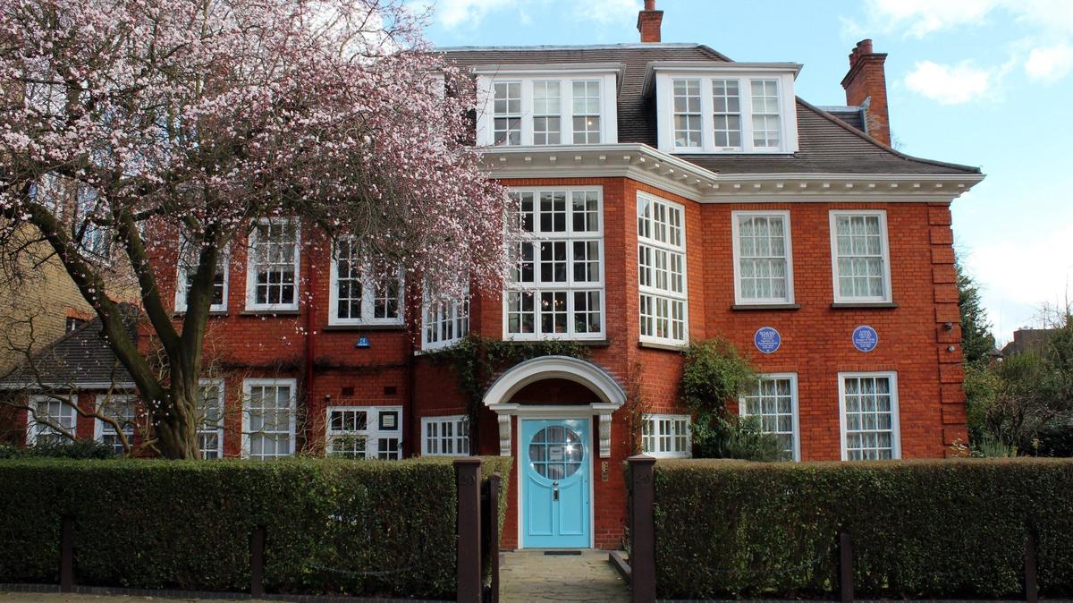 El Museo Freud de Londres es la antigua casa de Sigmund Freud. Allí vivió el último año de su vida, de 1938 a 1939. Su hija Anna, también psicoanalista, vivió allí hasta los años 80. Contiene muchas de las posesiones de Freud, incluido su famoso diván donde yacían los pacientes, aliviando sus problemas.