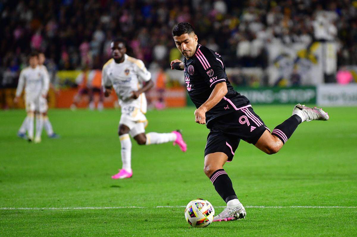 El delantero del Inter Miami Luis Suárez realiza un disparo a puerta en el partido de la MLS contra el Galaxy, celebrado el 25 de febrero de 2024 en Los Angeles.