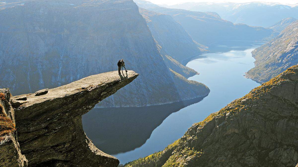 Trolltunga es una formación rocosa situada a unos 1,100 metros sobre el nivel del mar en el municipio de Odda en el condado de Hordaland, Noruega.