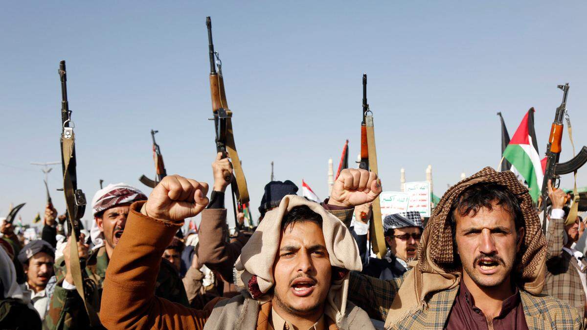 Miles de partidarios del grupo rebelde hutíes celebran una manifestación en Saná, la capital de Yemen, para protestar por los ataques aéreos de represalia conjuntos de Estados Unidos y Gran Bretaña, el 12 de enero de 2024.