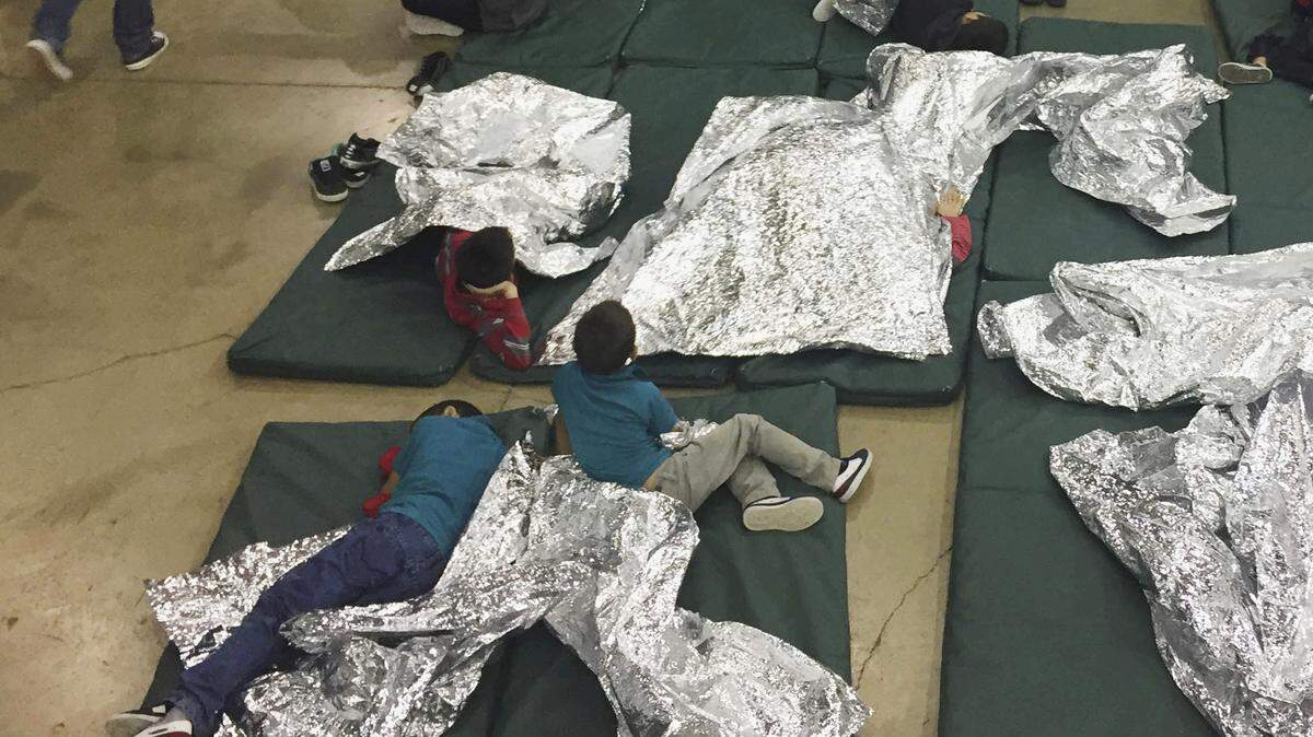 Niños centroamericanos que han llegado recientemente a Estados Unidos descansan en un centro de inmigración de McAllen, Texas, el 17 de junio del 2018.