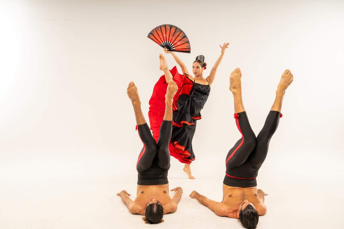 Los bailarines (de izq. a dcha.): Carlos Realegeno, Yanil Pabón y Camilo Toro en “Carmen,” coreografía de Peter London. 