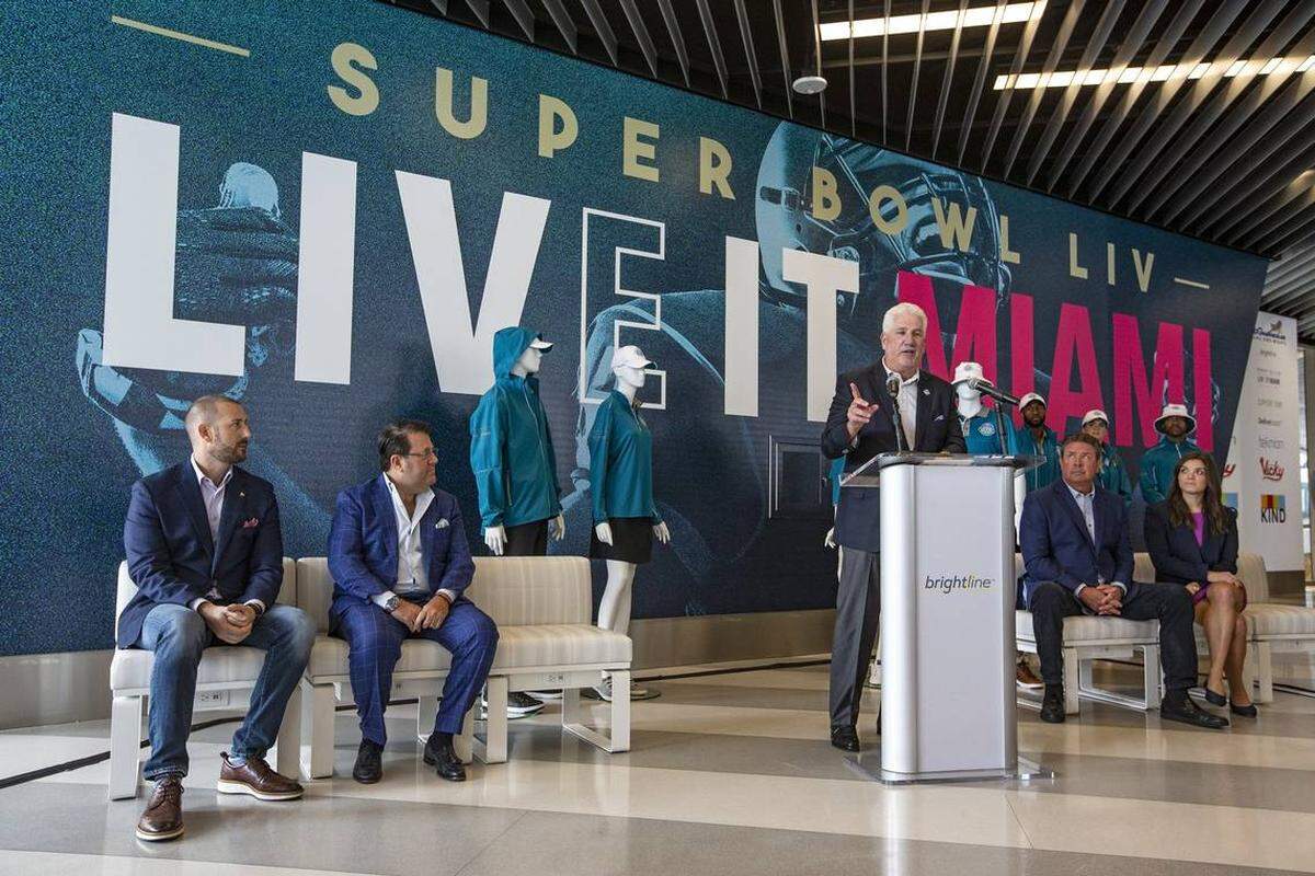 El presidente del Comité Anfitrión del Super Bowl de Miami, Rodney Barreto, habla en Miami durante la presentación de la Sede de Voluntarios del Super Bowl LIV y el kit oficial de uniforme de voluntario.