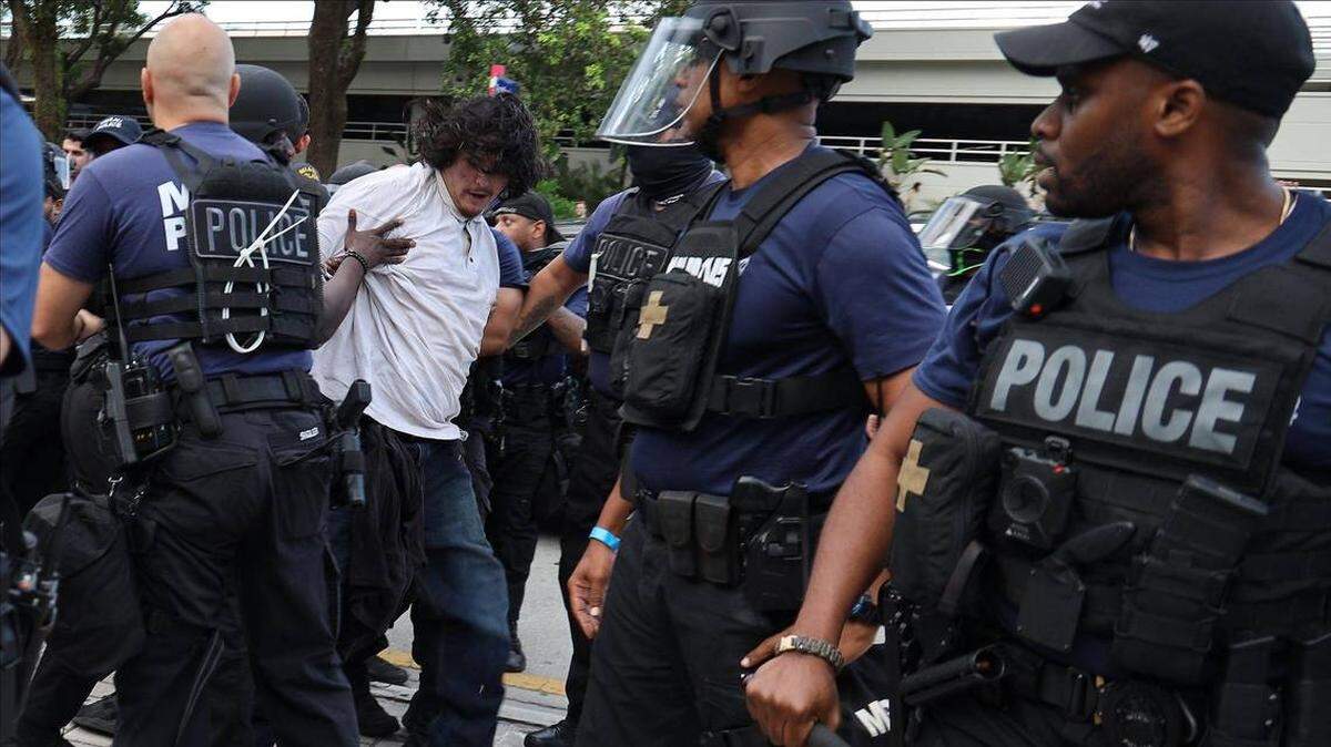 Varios hombres son arrestados tras una manifestación en Bayside el miércoles 10 de junio de 2020.