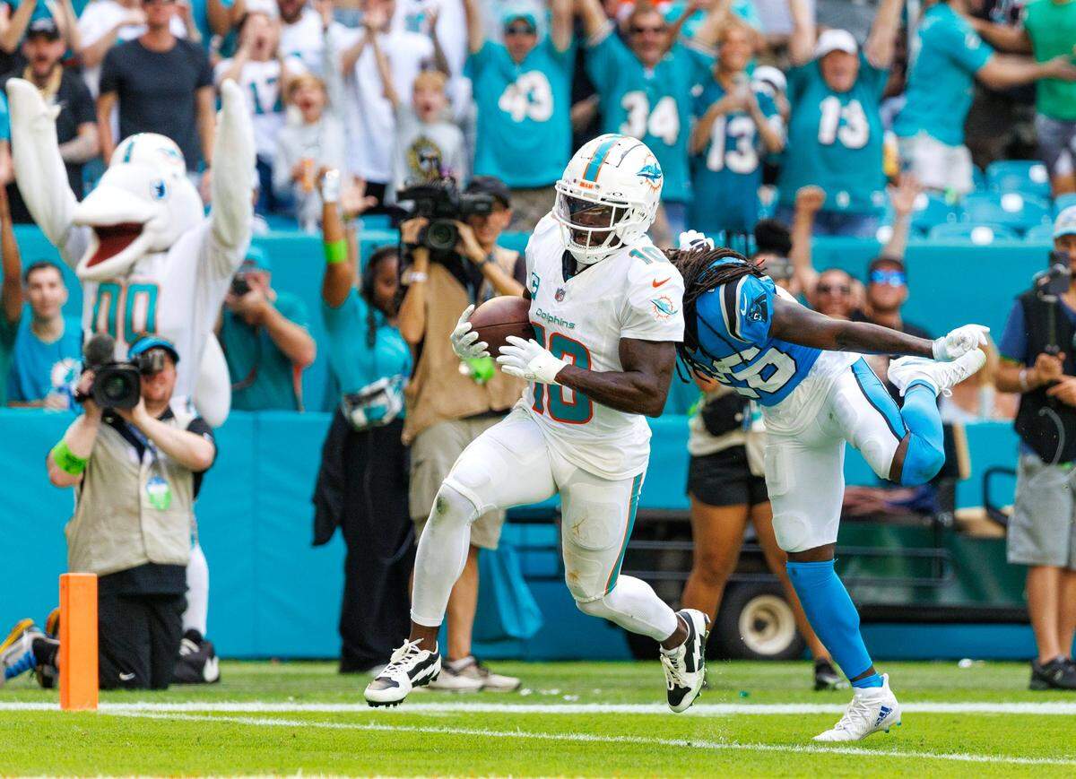 El wide receiver de los Dolphins Tyreek Hill anota un touchdown en el partido contra los Panthers de Carolina, celebrado el 15 de octubre de 2023 en el Hard Rock Stadium en Miami Gardens, Florida.