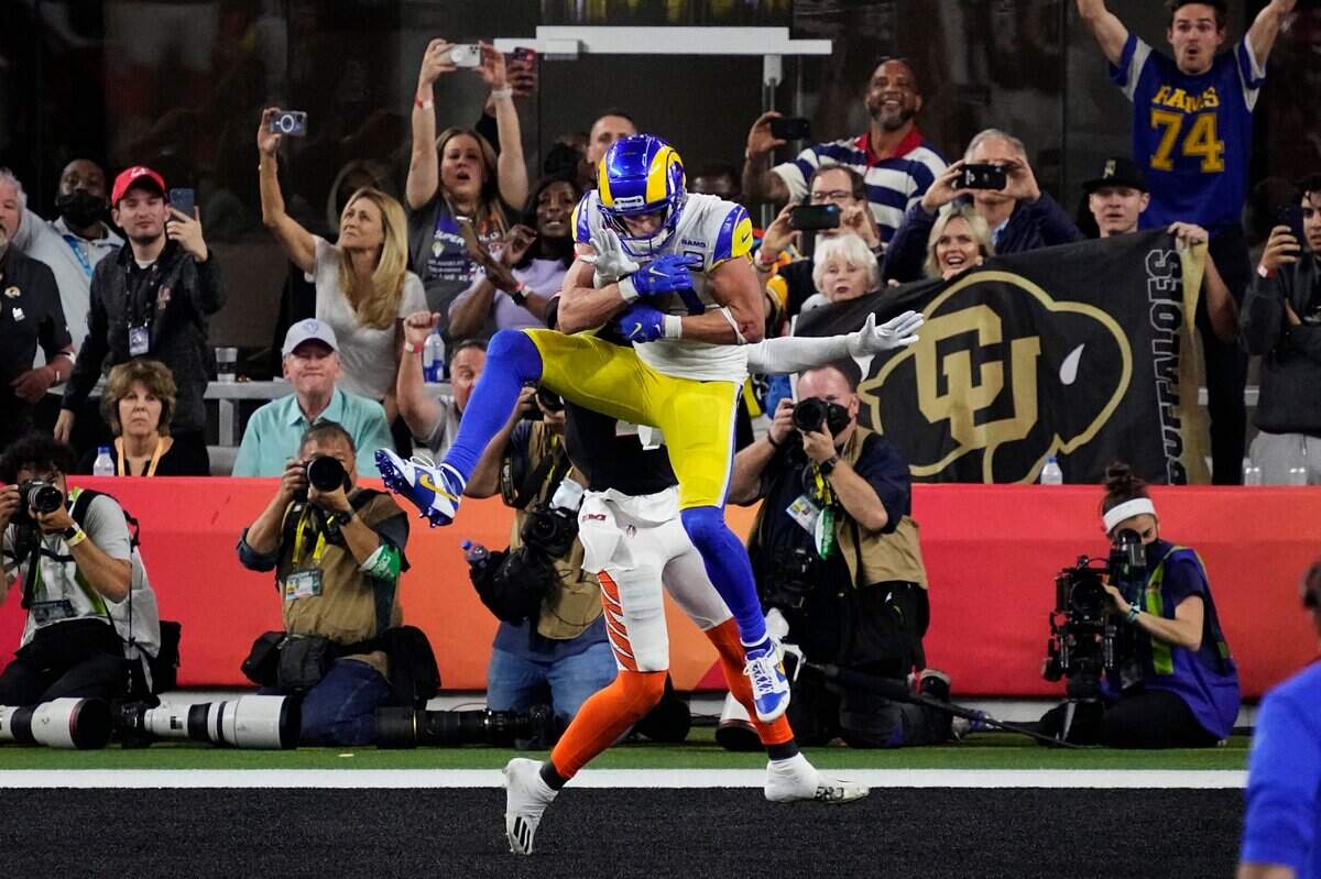 El wide receiver de los Rams Cooper Kupp anota un touchdown ante la marca del cornerback de los Bengals Eli Apple, en el partido celebrado el 13 de febrero de 2022 en Los Angeles.