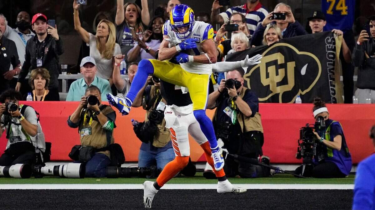 El wide receiver de los Rams Cooper Kupp anota un touchdown ante la marca del cornerback de los Bengals Eli Apple, en el partido celebrado el 13 de febrero de 2022 en Los Angeles.