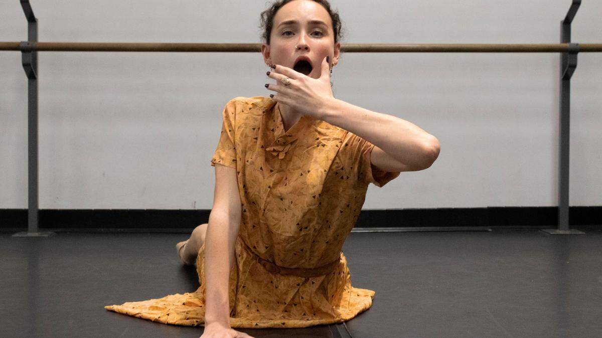 La bailarina Kirsten Velasco en un ensayo de “Blue Pencil”, estreno mundial de Dance NOW! Miami (DNM) el viernes 28 de febrero en el Miami Theater Center de Miami Shores. 