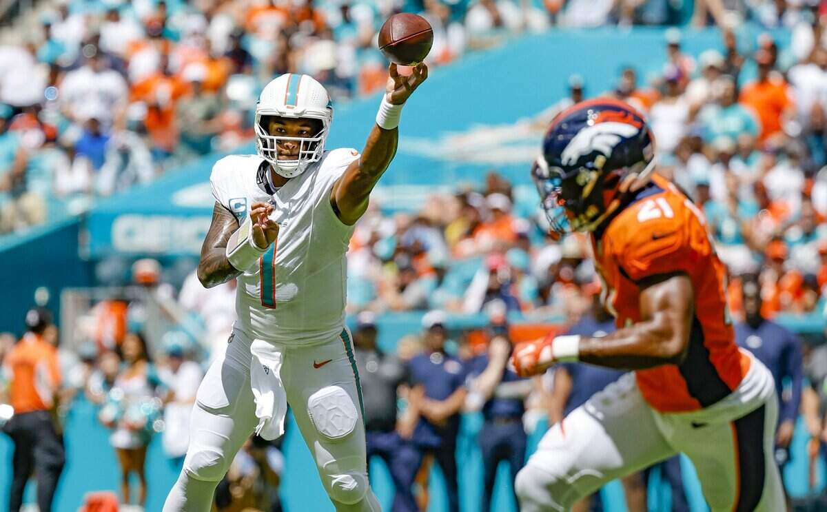 El quarterback de los Dolphins Tua Tagovailoa pasa el ovoide en el partido ante los Broncos de Denver, celebrado el 24 de septiembre de 2023 en el Hard Rock Stadium en Miami Garden, Florida.