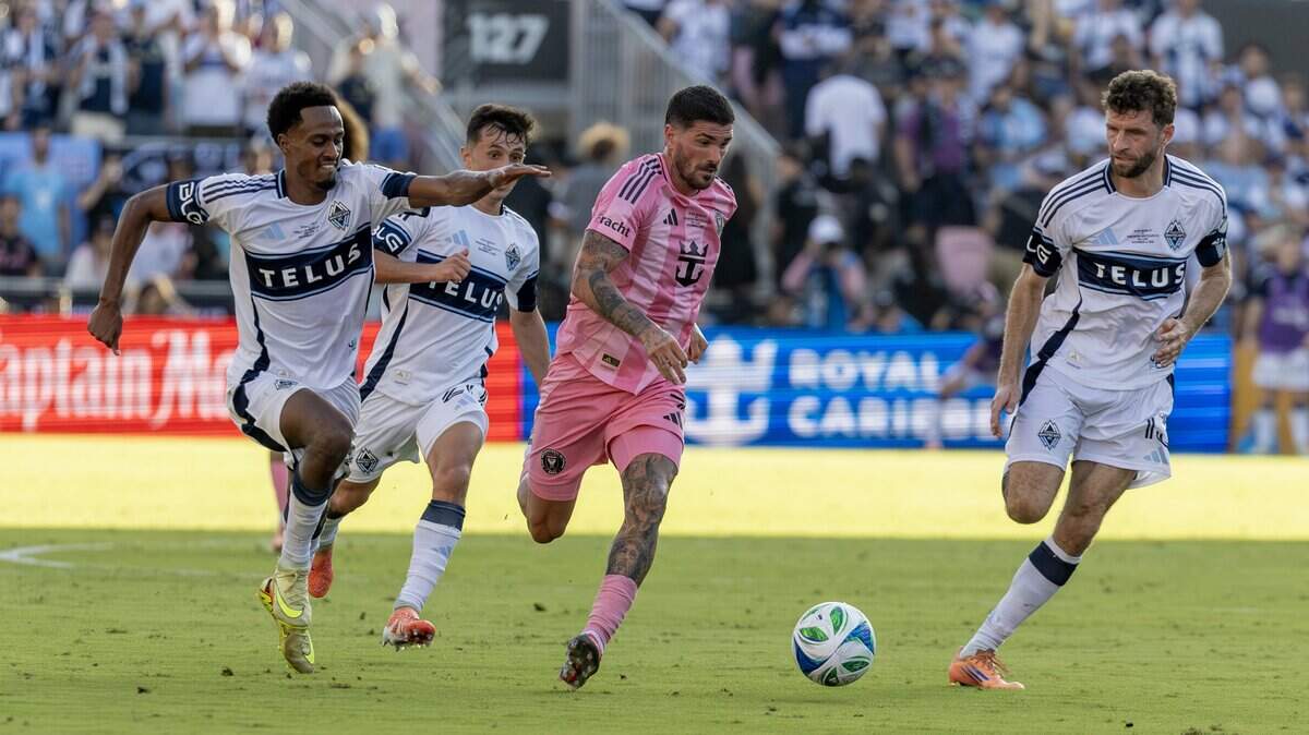 El mediocampista del inter Miami Rodrigo de Paul (centro) anotó el gol que le dio el triunfo a su equipo ante los Whitecaps de Vancouver y el título de la MLS en el Chase Stadium de Fort Lauderdale. 