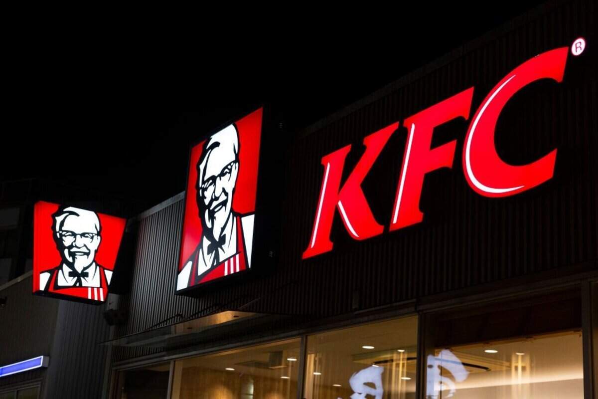 La propia KFC informó de que “existe la posibilidad de horarios comerciales reducidos, suspensión de ventas de algunos productos o cierres temporales”, mientras que también suspendió temporalmente los pedidos móviles, el servicio de entrega a domicilio y el uso de varios cupones, según un comunicado en su página web.