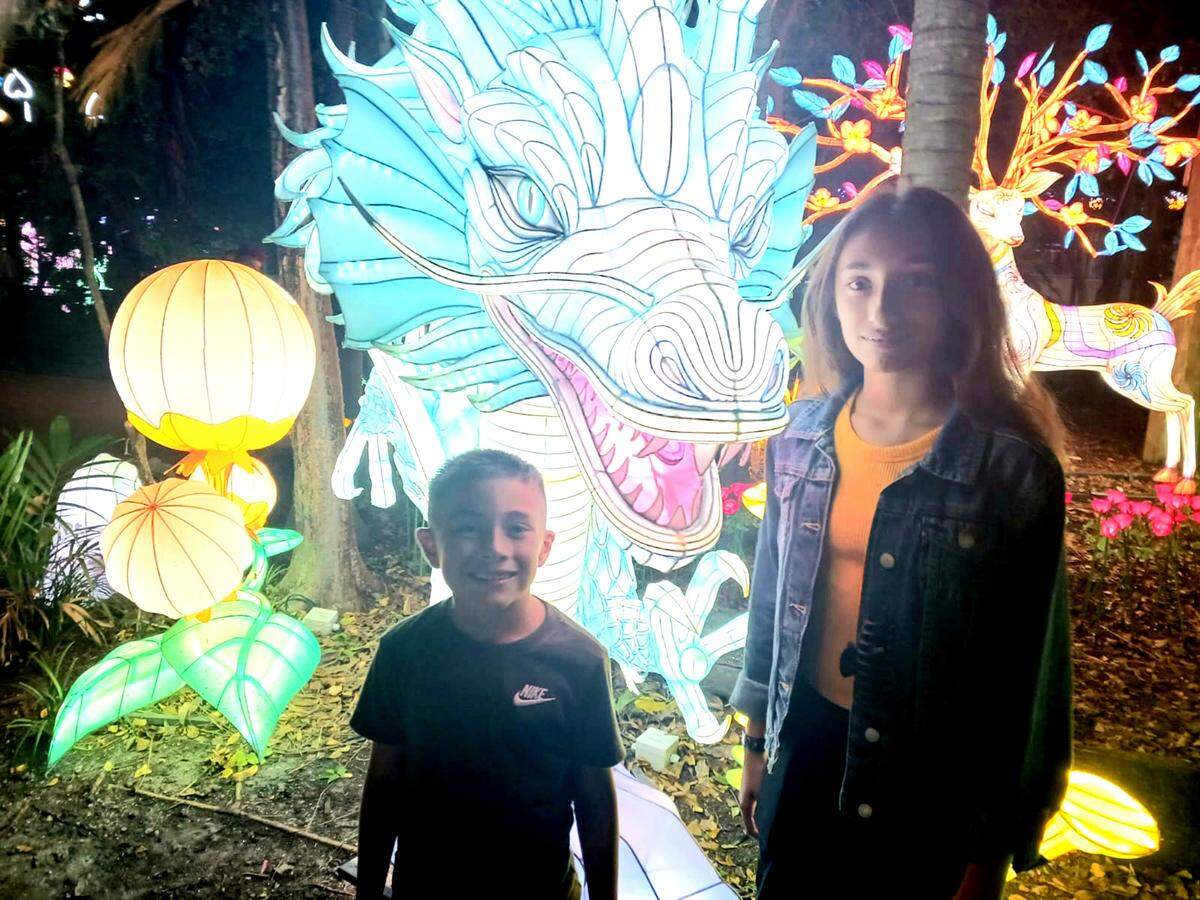 Las escenas artísticas de linternas brillan en el parque de una manera más expansiva y asombrosa que nunca, significativamente más grandes que el año pasado.