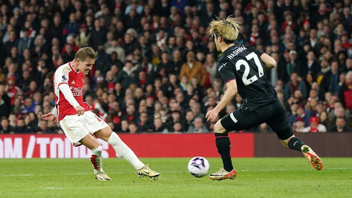 Martin Odegaard (izq.) anotó el primer gol de Arsenal en el triunfo 2-0 ante Luton, en el partido de la liga inglesa, celebrado el 3 de abril de 2024 en Londres.