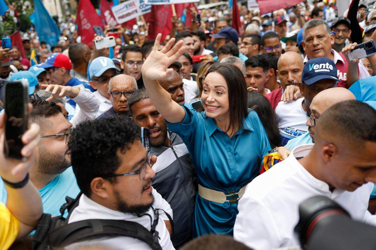 La líder de la oposición venezolana María Corina Machado saluda a sus seguidores durante un acto de campaña en la Plaza Altamira en Caracas, Venezuela, el 23 de junio de 2023.