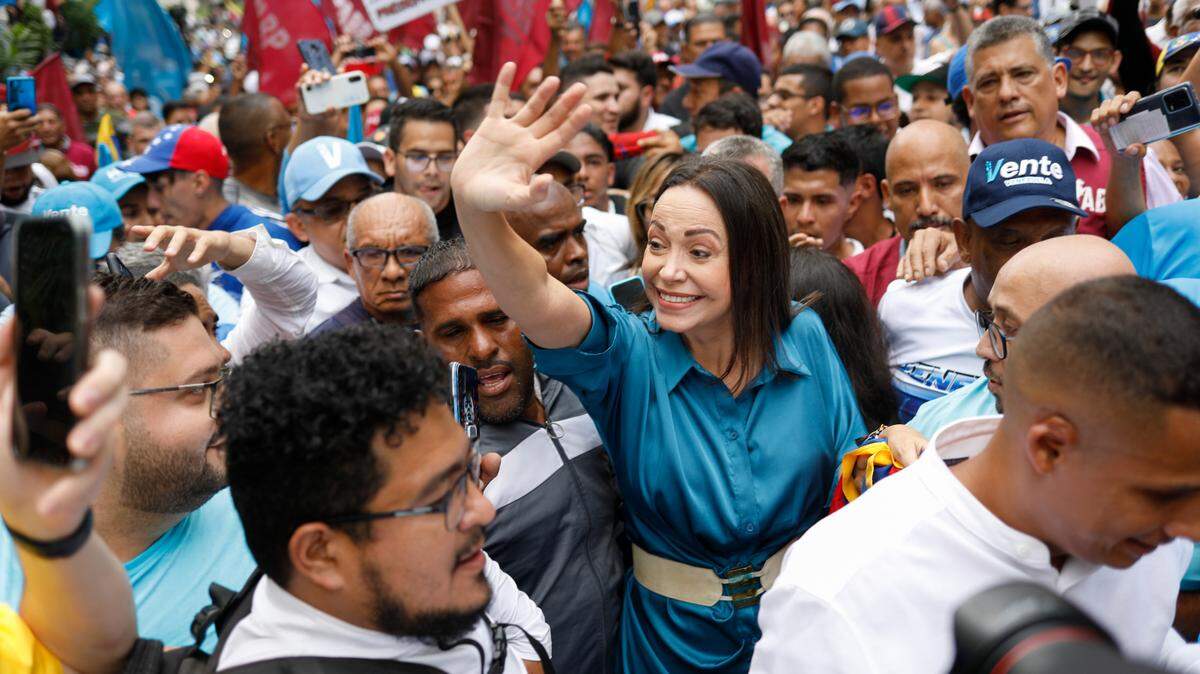 La líder de la oposición venezolana María Corina Machado saluda a sus seguidores durante un acto de campaña en la Plaza Altamira en Caracas, Venezuela, el 23 de junio de 2023.