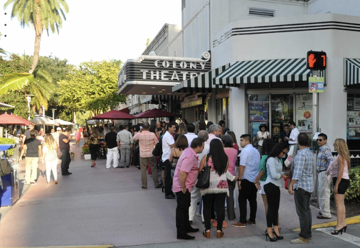 Las proyecciones de películas son solo uno de los eventos regulares que encontrarás en el histórico Colony Theatre.