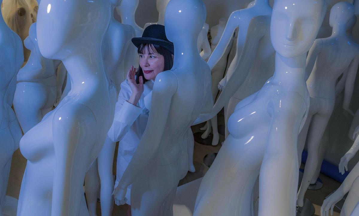 “Gabrielle Chanel nos ayudó a encontrar un estilo, ese que llevamos prendido en el cuerpo como una camelia blanca”, dijo Wendy Guerra, autora de ‘La costurera de Chanel’, fotografiada en Paquita Parodi’s Costume Collection, en Miami.