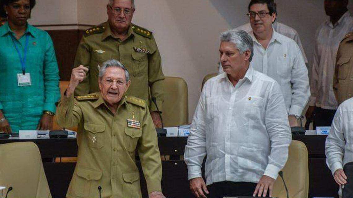 Imagen tomada el 1 de junio de 2017 que muestra al gobernante cubano Raúl Castro, hablando junto al primer vicepresidente Miguel Díaz-Canel  y el vicepresidente José Ramón Machado Venturas, durante una sesión especial del Parlamento cubano para discutir sobre políticas económicas.