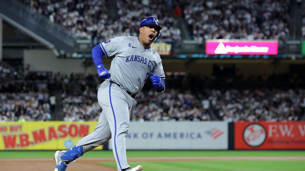 El receptor de los Reales de Kansas City Salvador Pérez corre las bases tras pegar un jonrón en el cuarto inning del partido ante los Yankees, celebrado el 7 de octubre de 2024 en Nueva York.