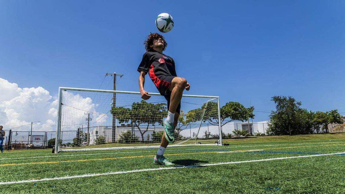 Andy Rodríguez entrena al mediodía en el Parque de Fútbol de Little Haiti, cubierto con césped artificial, donde las temperaturas se registraron varios grados más altas que en las áreas con césped natural, el martes 29 de julio de 2025. El Servicio Nacional de Meteorología en Miami ha emitido alertas de calor durante siete días consecutivos antes del 6 de agosto de 2025. Pedro Portal pportal@miamiherald.com