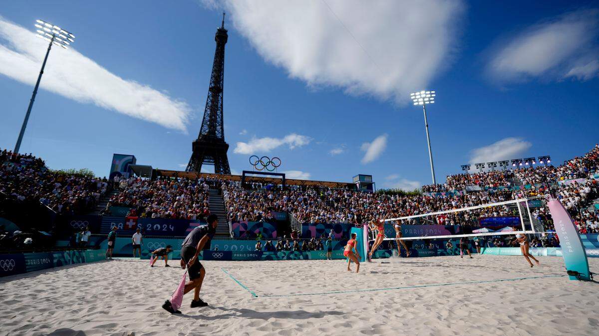 Casi 450,000 espectadores presenciaron el voleibol de playa al pie de la Torre Eiffel en los Juegos de París.